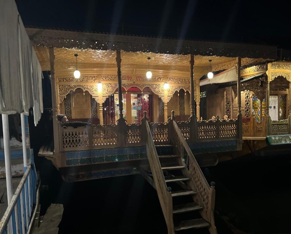 Lake Victoria Houseboats Bed & Breakfast Srinagar  Exterior photo