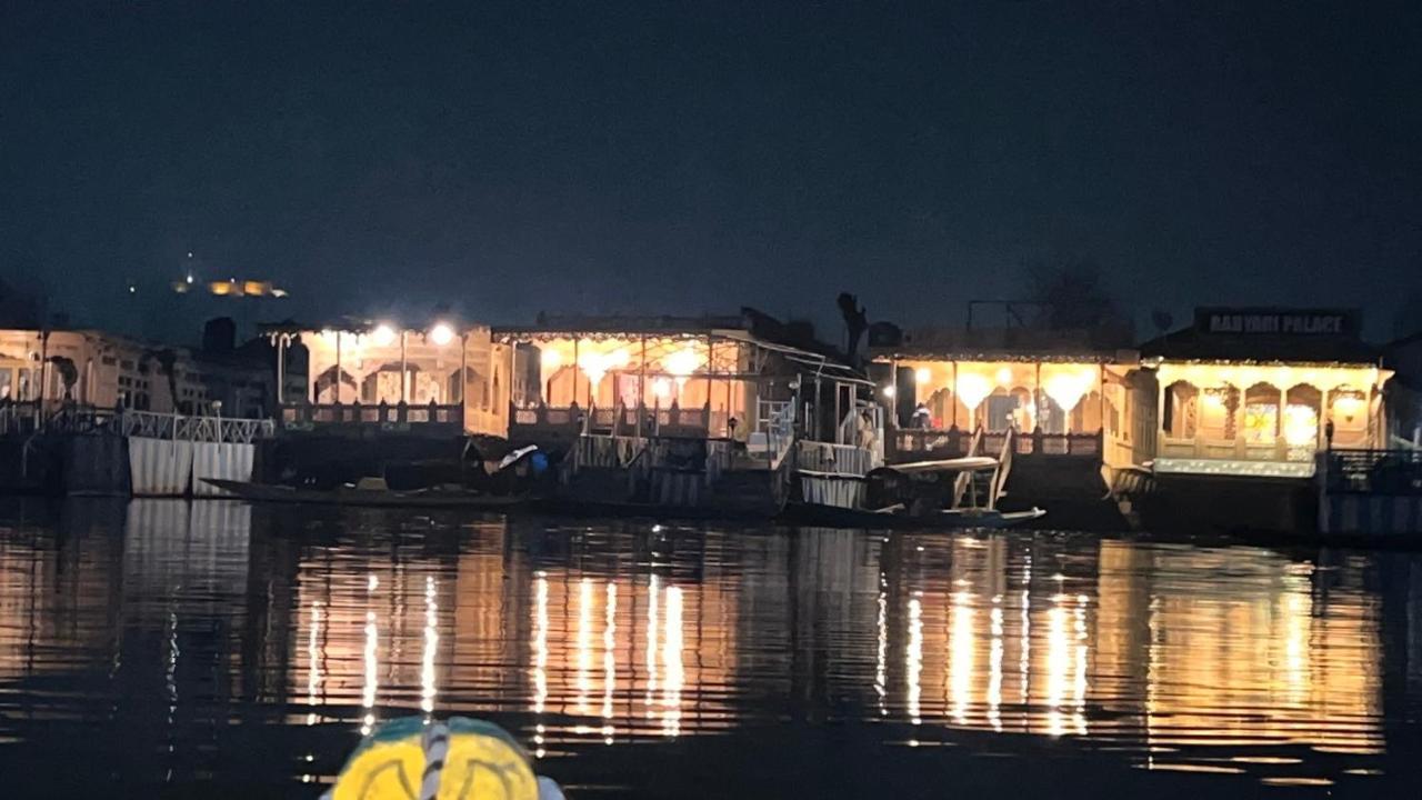 Lake Victoria Houseboats Bed & Breakfast Srinagar  Exterior photo