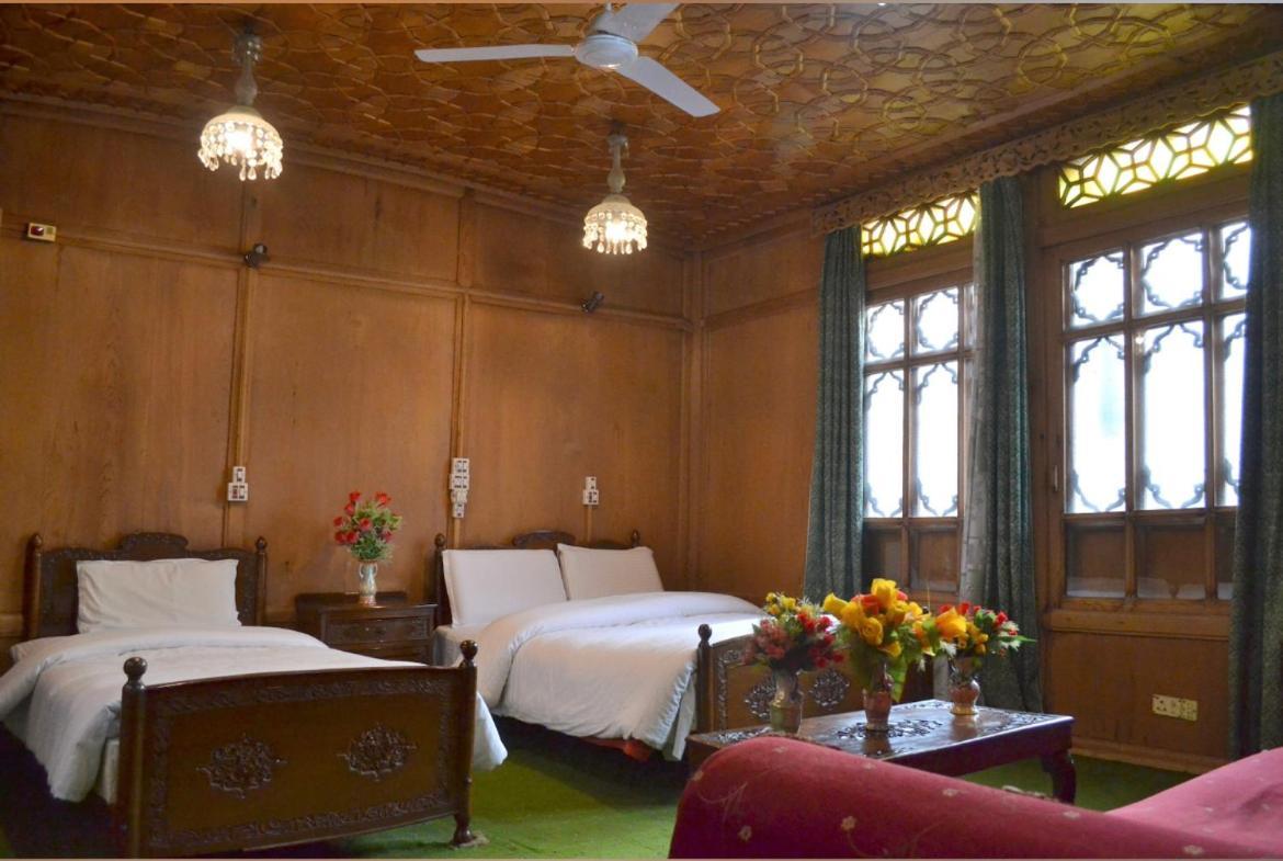 Lake Victoria Houseboats Bed & Breakfast Srinagar  Exterior photo