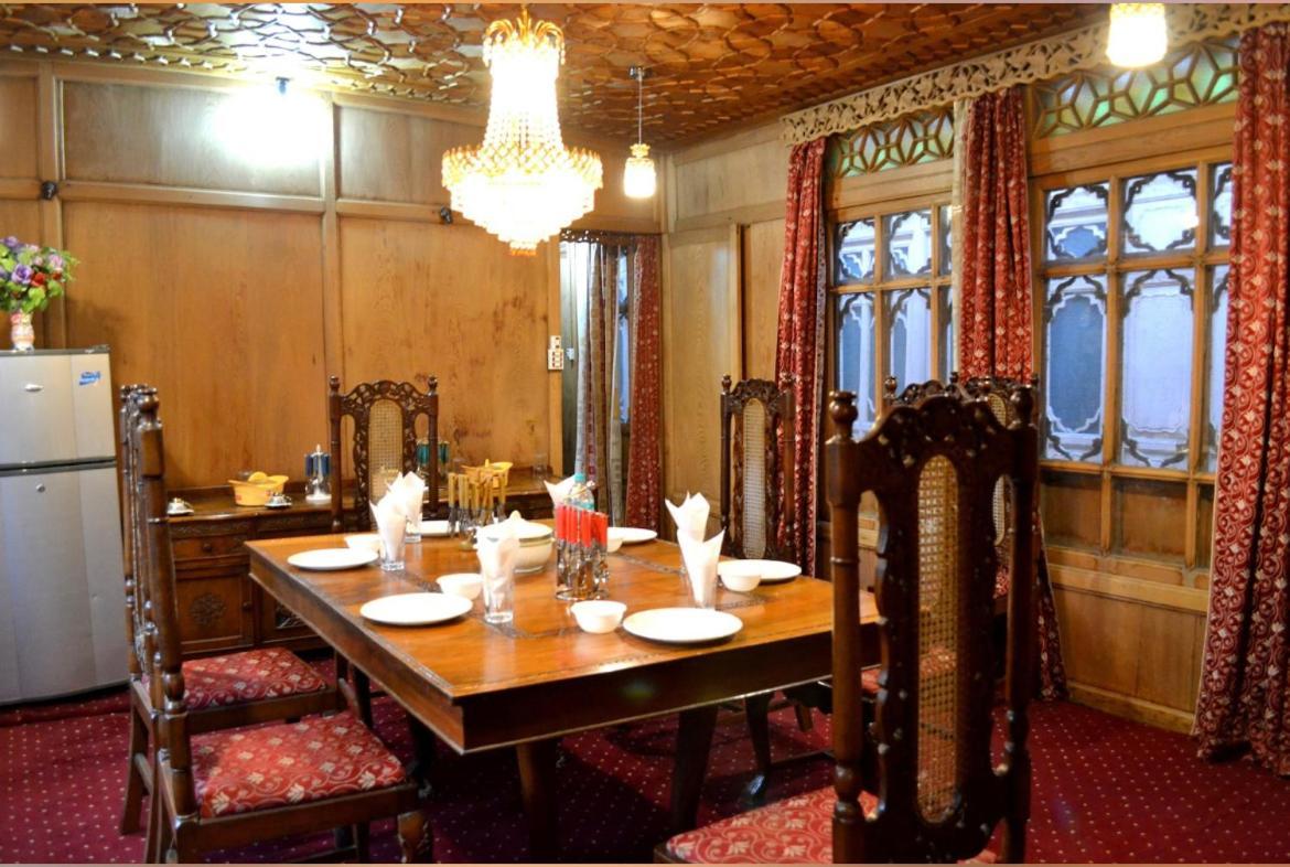 Lake Victoria Houseboats Bed & Breakfast Srinagar  Exterior photo