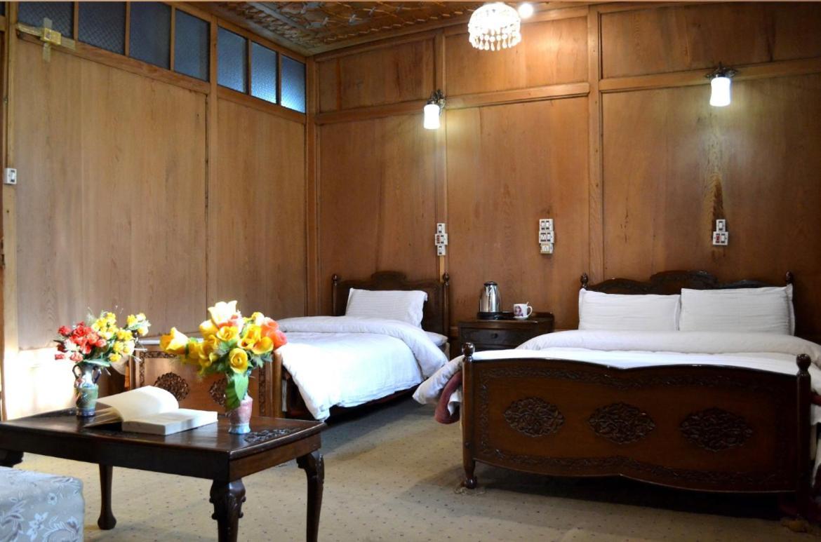 Lake Victoria Houseboats Bed & Breakfast Srinagar  Exterior photo